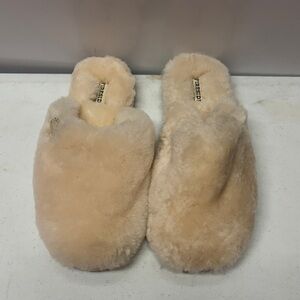 Fireside By Dearfoams Shearling Auburn
Slippers- Natural